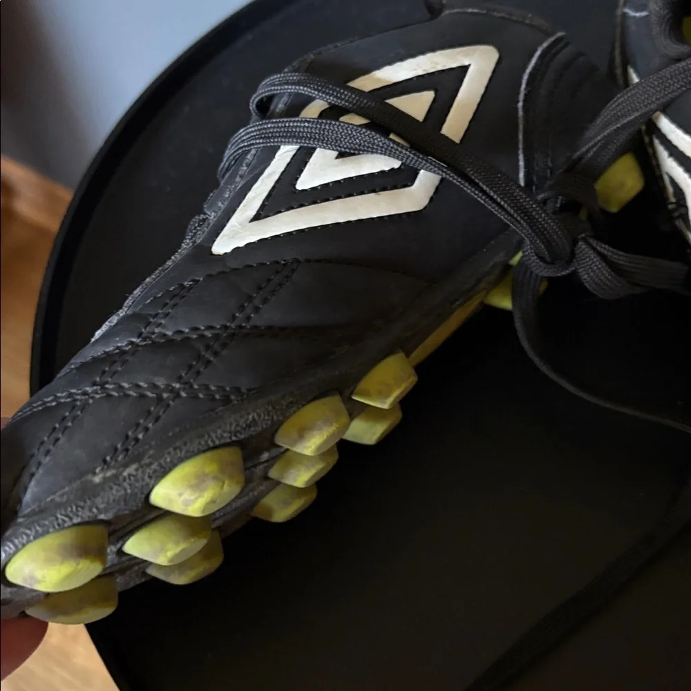 Umbro stylish cleats